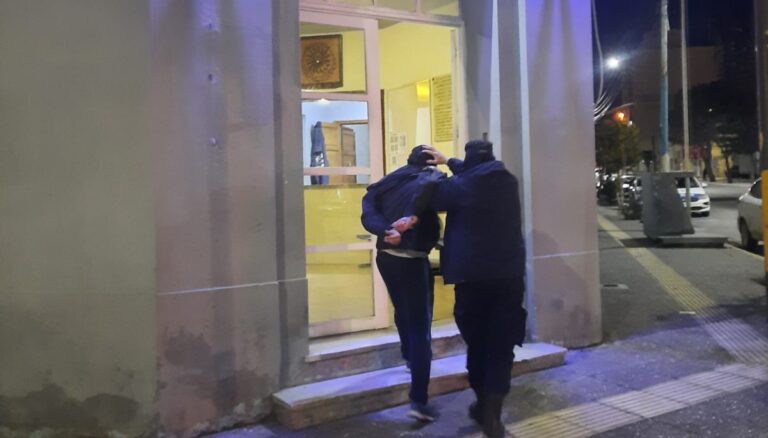 Estaba ebrio y forzó la puerta de un auto estacionado
