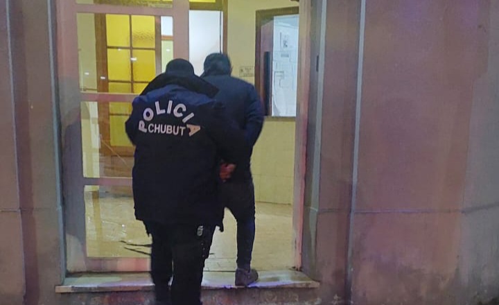 Rompió el vidrio de una camioneta y robó varios elementos