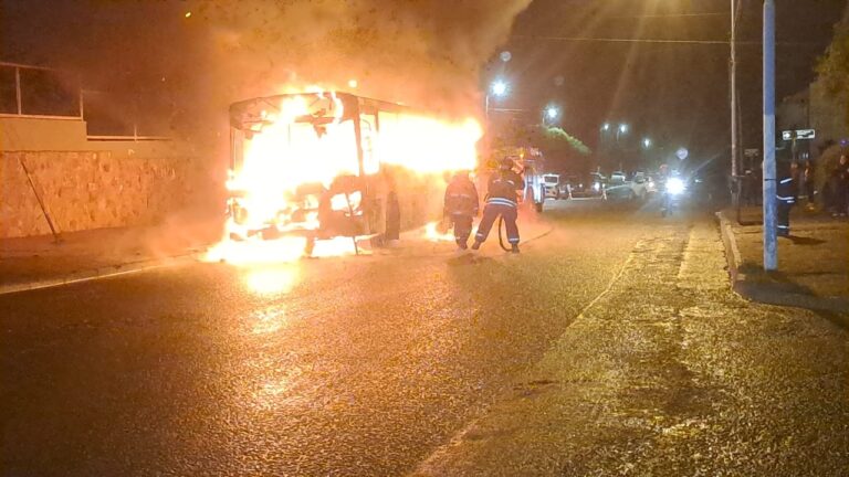 Se prendió fuego un colectivo en Comodoro