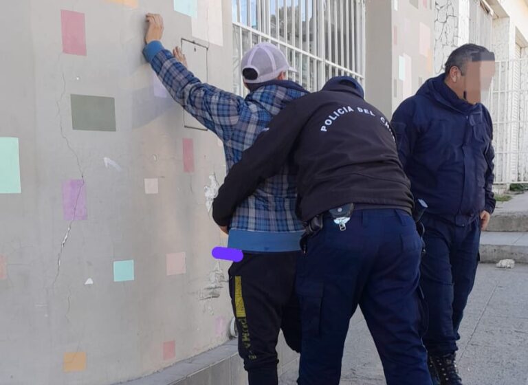 Intentó llevarse varios objetos de una tienda pero lo detuvieron