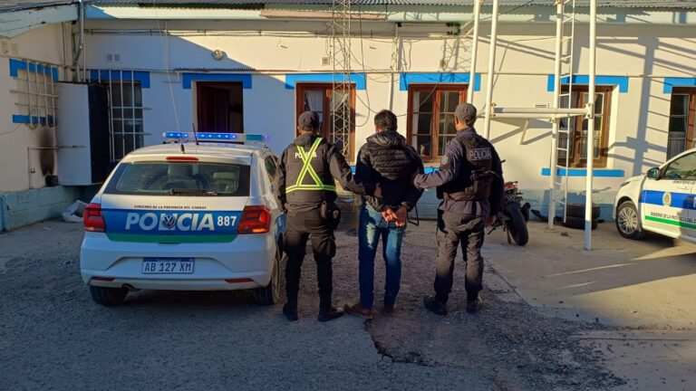Entró a una estación de servicio a robar chocolates y queso rallado