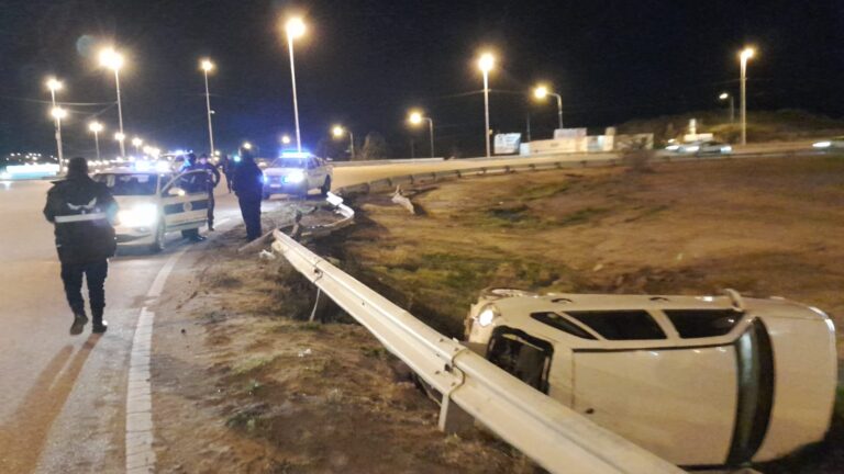 Un menor manejaba en estado de ebriedad y volcó en la rotonda de Ruta 3 y 26