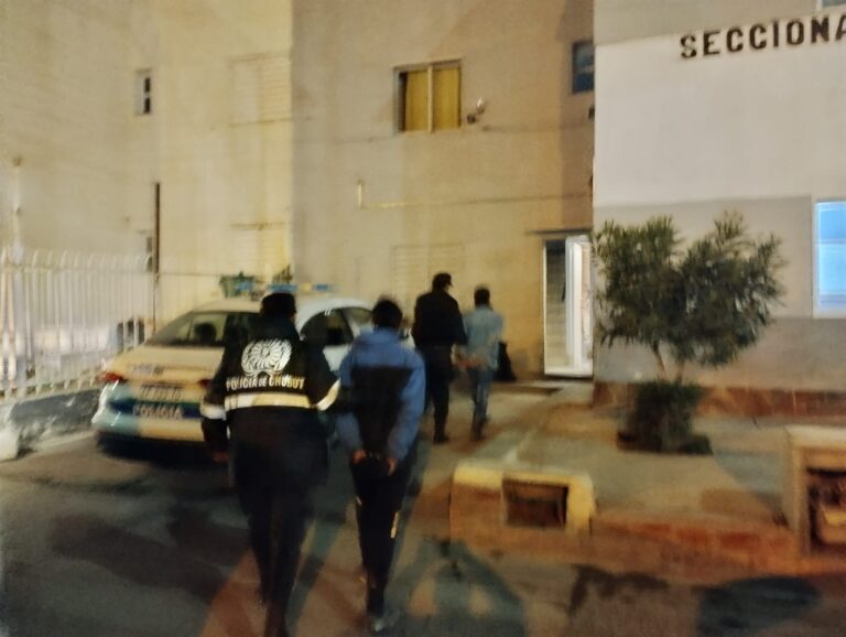 Lo amenazaron con un cuchillo para robarle, pero logró huir