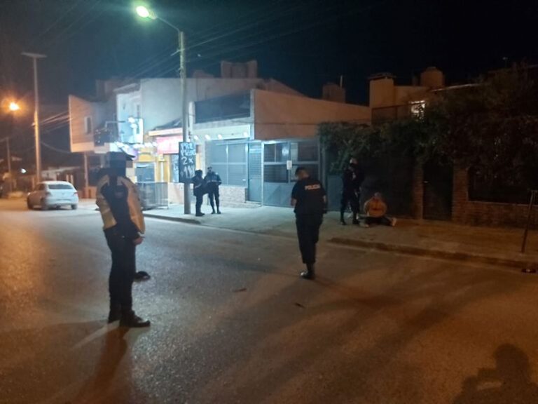 Pelea afuera de un multirrubro con un herido de arma blanca