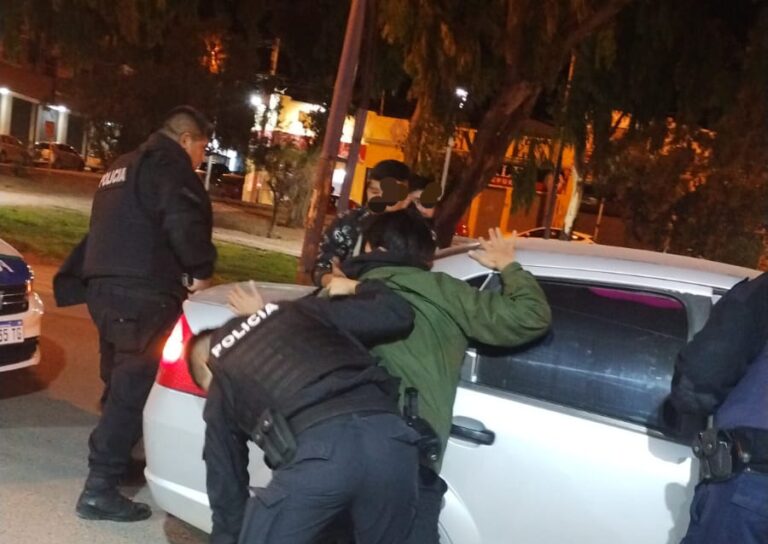 Dos individuos le robaron el celular a punta de pistola