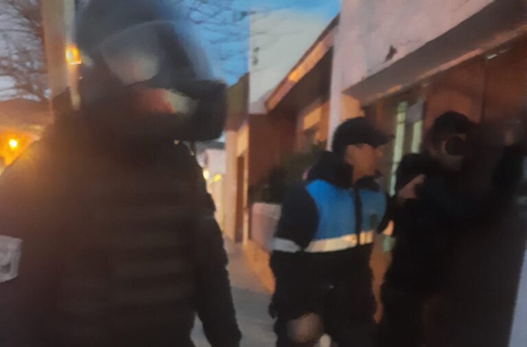 Lo detuvieron por amenazar a un comerciante con un arma