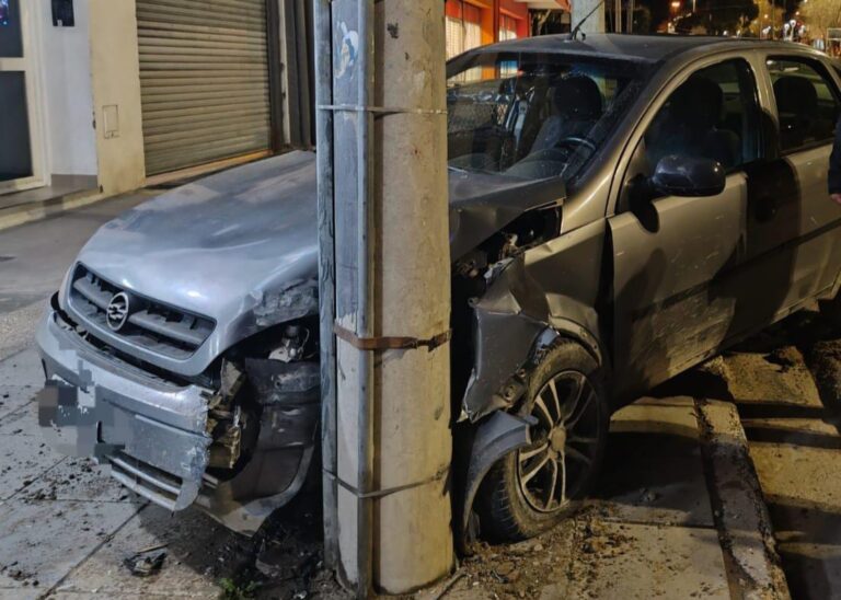 Manejaba borracho y chocó contra una palma