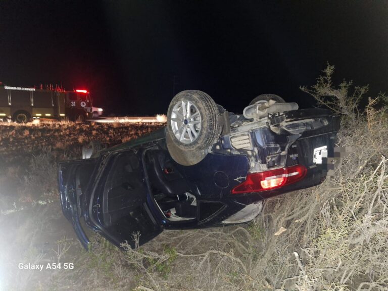 Volcaron en Ruta 26 por intentar esquivar un perro muerto