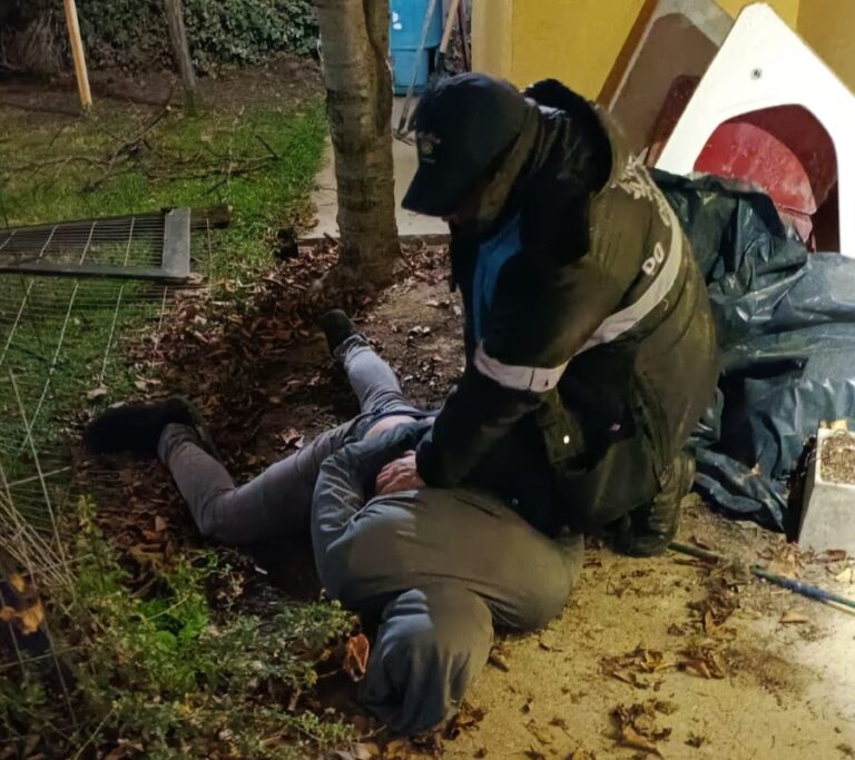 Lo atraparon robando y dijo que era su casa