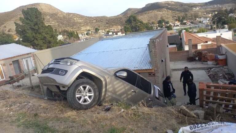 Una camioneta cayó a un patio en barrio Saavedra