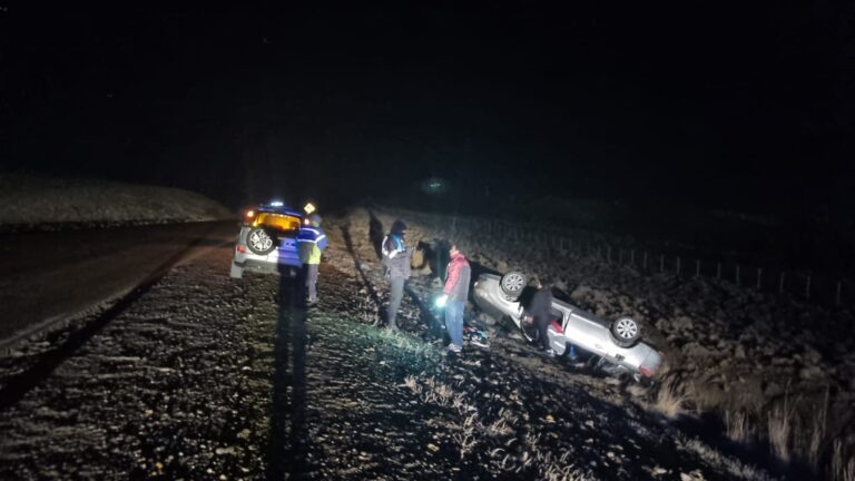 Volcaron en Ruta 26 y debieron ser trasladados al Hospital Regional