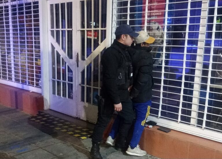 Tres sujetos armados entraron a robar a una casa de la Avenida Rivadavia