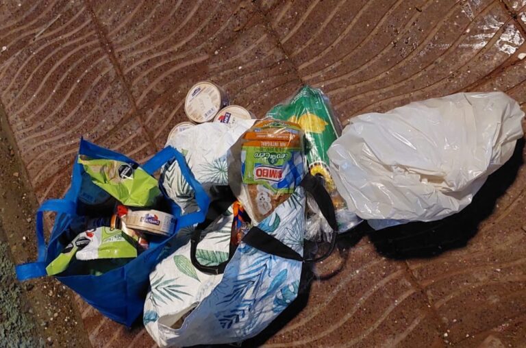 Entraron al depósito de un supermercado para robar comida