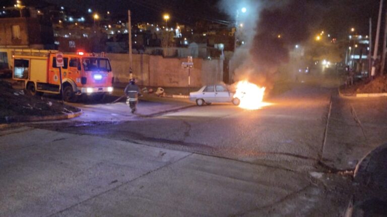 Sacó el auto del taller y cuando lo arrancó se le prendió fuego