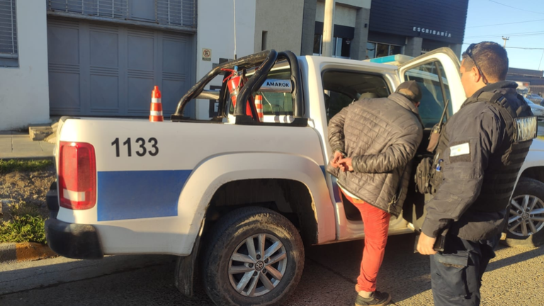 Denunció un robo pero lo detuvieron a él