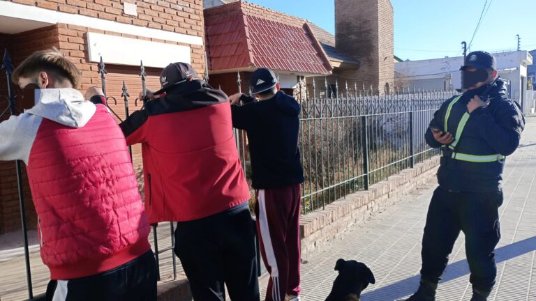 Lo detuvieron cuando caminaba con dos amigos y tenía pedido de captura por robo