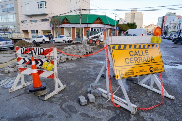 El Municipio realiza tareas de bacheo en la calle 25 de Mayo