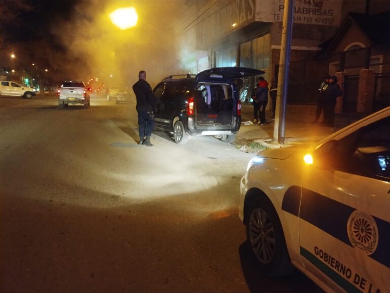 Iba manejando por Avenida Kennedy y se le prendió fuego el auto