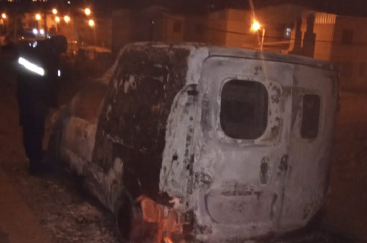 Un auto fue consumido totalmente por las llamas