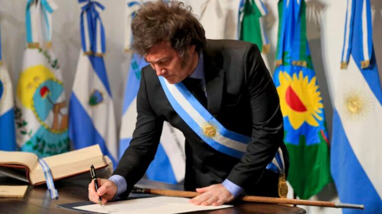 Tras la firma del Pacto de Mayo, Javier Milei empieza una nueva etapa con el desafío de organizar la economía