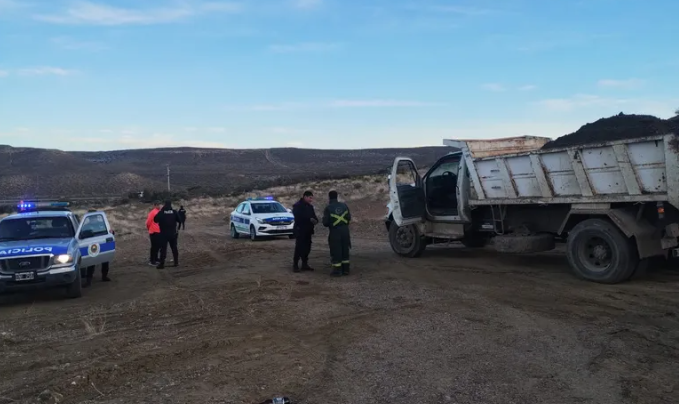 Dos sujetos hurtaban tierra de una propiedad privada en Ruta 26