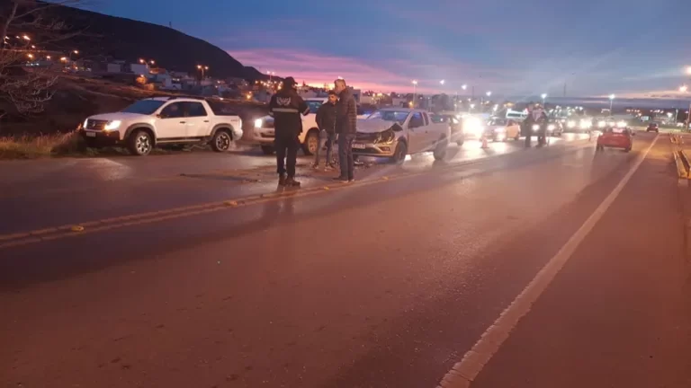 Frenó bruscamente y lo chocaron en el ingreso a Rada Tilly