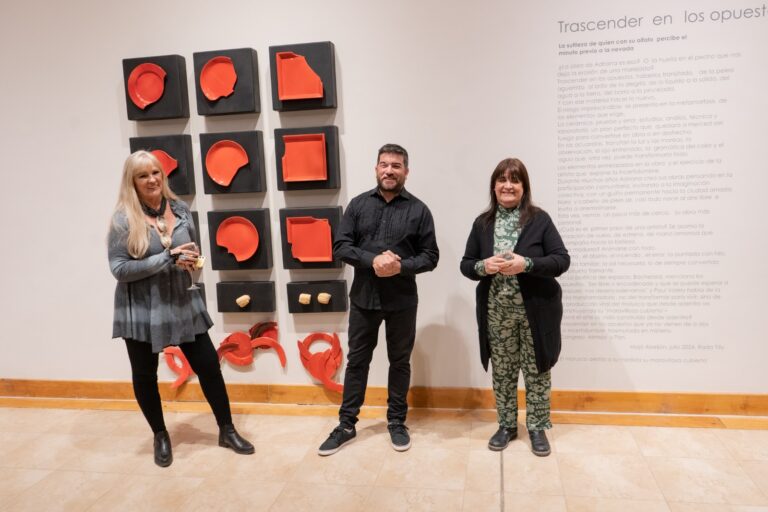 Muestra de arte de Adriana Vázquez y Cámara de Tango en Rada Tilly