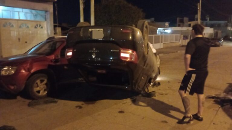 Conductor resultó ileso tras perder el control de su vehículo y volcar