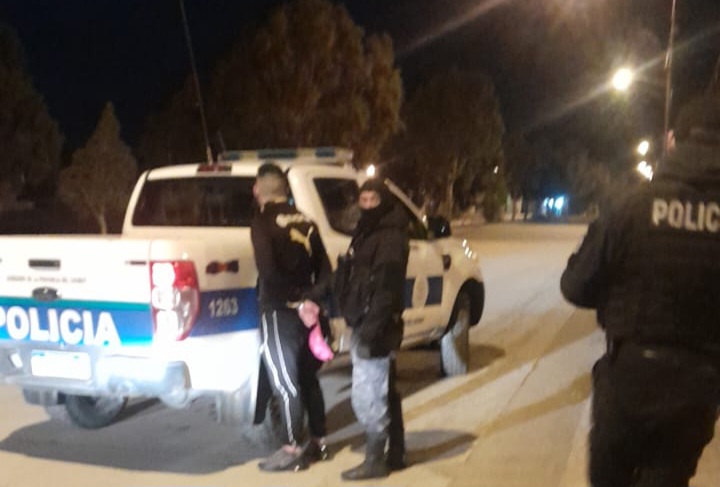 Lo buscaban en Trelew por cometer un robo y lo atraparon caminando en Avenida Chile