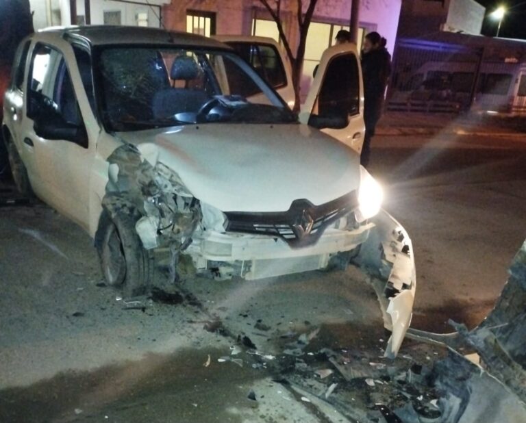 Manejaba alcoholizado y chocó contra un camión estacionado
