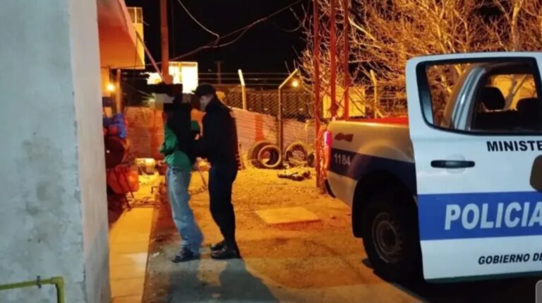 Vecinos atraparon a un sujeto que causó disturbios y dañó autos estacionados