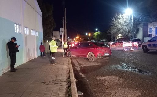 Conducía con 1,96 g/L de alcohol en sangre y terminó arriba de la vereda de una Escuela