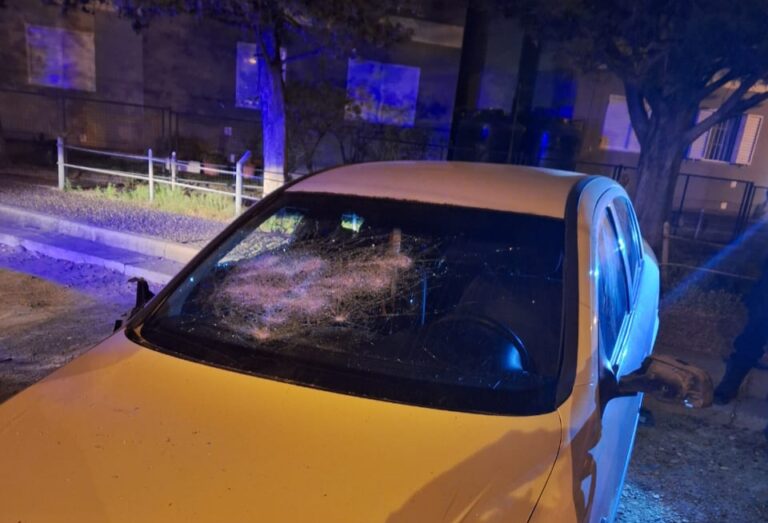 Una mujer vandalizó el auto de su ex pareja y terminó detenida
