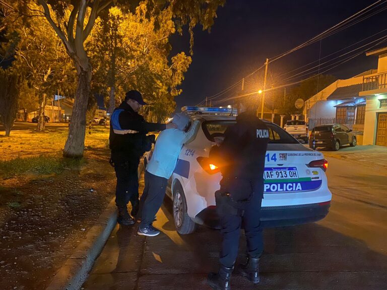 Dos hombres fueron detenidos mientras intentaban robar elementos de un supermercado