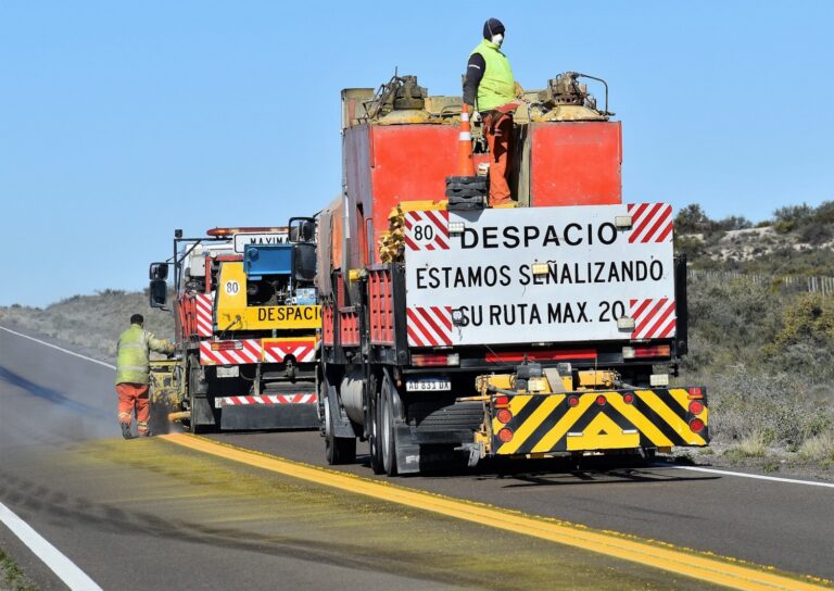 Vialidad Nacional realiza tareas de señalamiento horizontal en la RN3