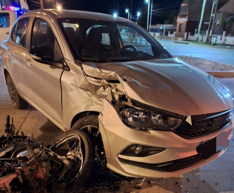Motociclista escapó de la policía, pasó semáforo en rojo y chocó a un automóvil