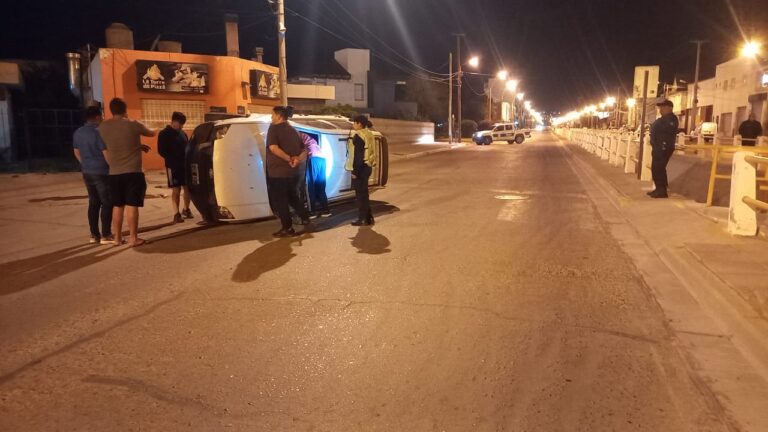 Un hombre que conducía en estado de ebriedad volcó en el Pueyrredón