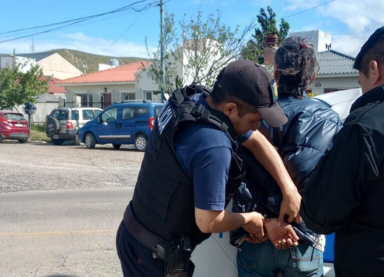 Quiso robar mercadería en dos supermercados de Rada Tilly y fue interceptado antes de escapar