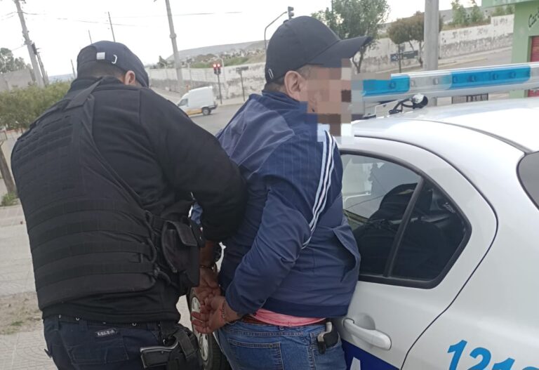 Le secuestraron un arma de fuego tras pelear con otro sujeto en la calle