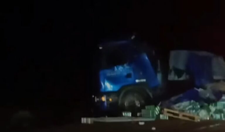 Un camión que transportaba cervezas, perdió el control y volcó