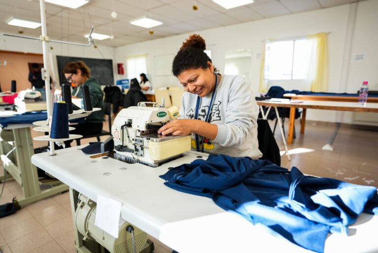 Emprendedoras textiles del Centro de Promoción Laboral se presentan en feria