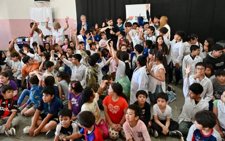 Torres entregó tablets a estudiantes del Valle del Chubut