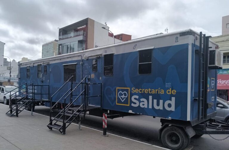 El tráiler de salud comienza con las atenciones en el Centro luego de concluir su estadía en km. 17