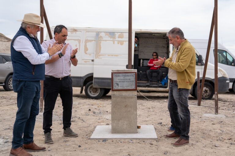Othar acompañó el acto de colocación de la piedra fundamental del Polideportivo del Sindicato de Camioneros
