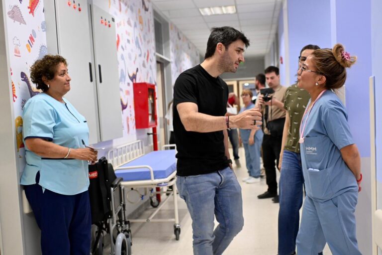 Un caso en 100 millones: Torres celebró el histórico nacimiento de trigemelas en el nuevo Hospital María Humphreys de Trelew