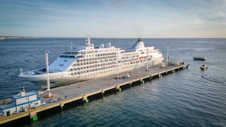 El crucero Silver Whisper arribó a Chubut en su primera visita de la temporada