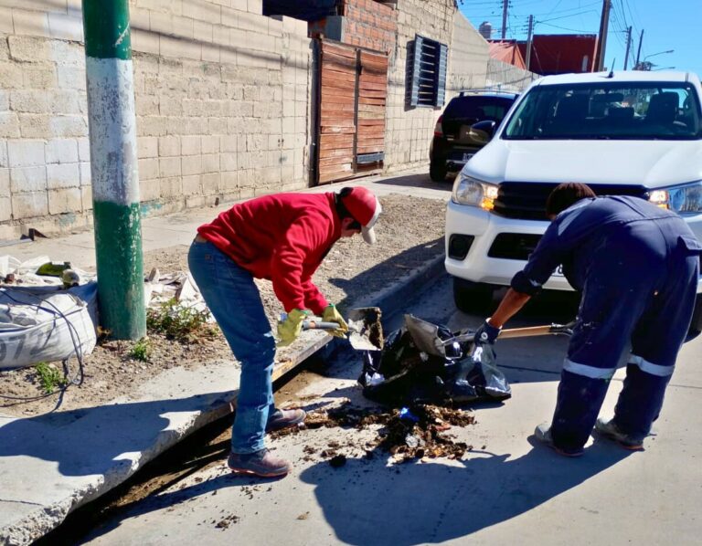 Mantenimiento preventivo: continúan las tareas de limpieza de sumideros en distintos barrios