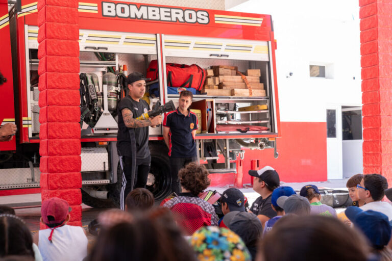 Alumnos de las Colonias de Verano recorrieron el Cuartel Central de Bomberos Voluntarios