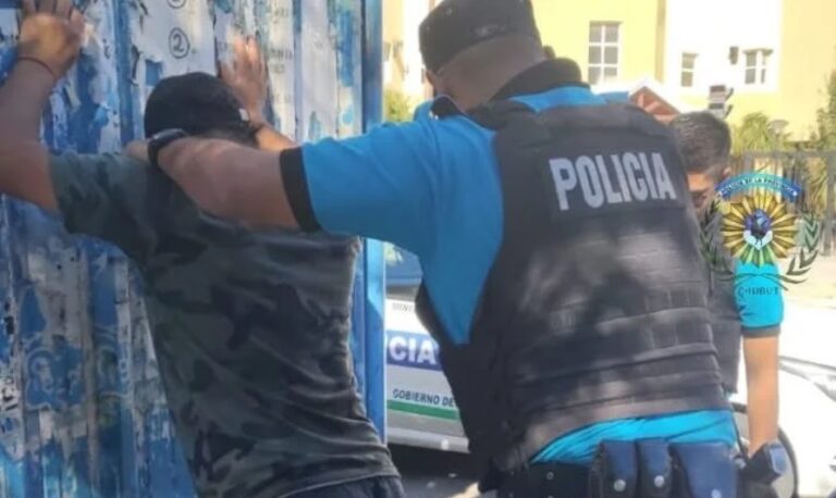 Amenazó con un arma blanca a un hombre en plena parada de colectivos y fue detenido