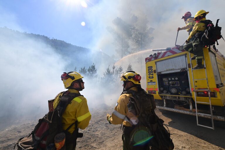 Brigadistas del país combaten los incendios forestales en la Cordillera